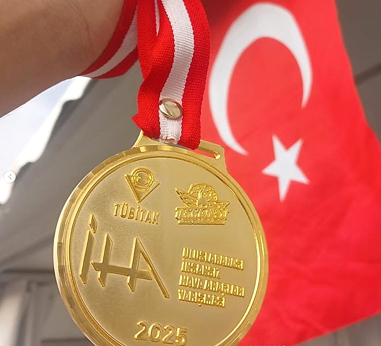 1.5 Adana AERO takımı, Kocaeli Cengiz Topel Havalimanı’nda düzenlenen TEKNOFEST 2025 Uluslararası İHA Yarışması, Serbest Görev Kategorisinde şampiyon oldu. Takım, birinciliğin yanında TUSAŞ Özel Ödülü de aldı.